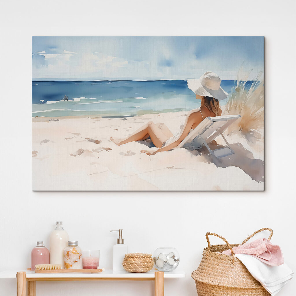 Nyugalom fehér strandkalap alatt egy belső térben