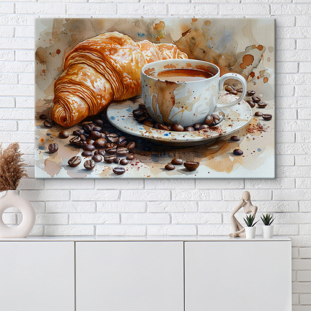 Croissant kávé mellett egy belső térben