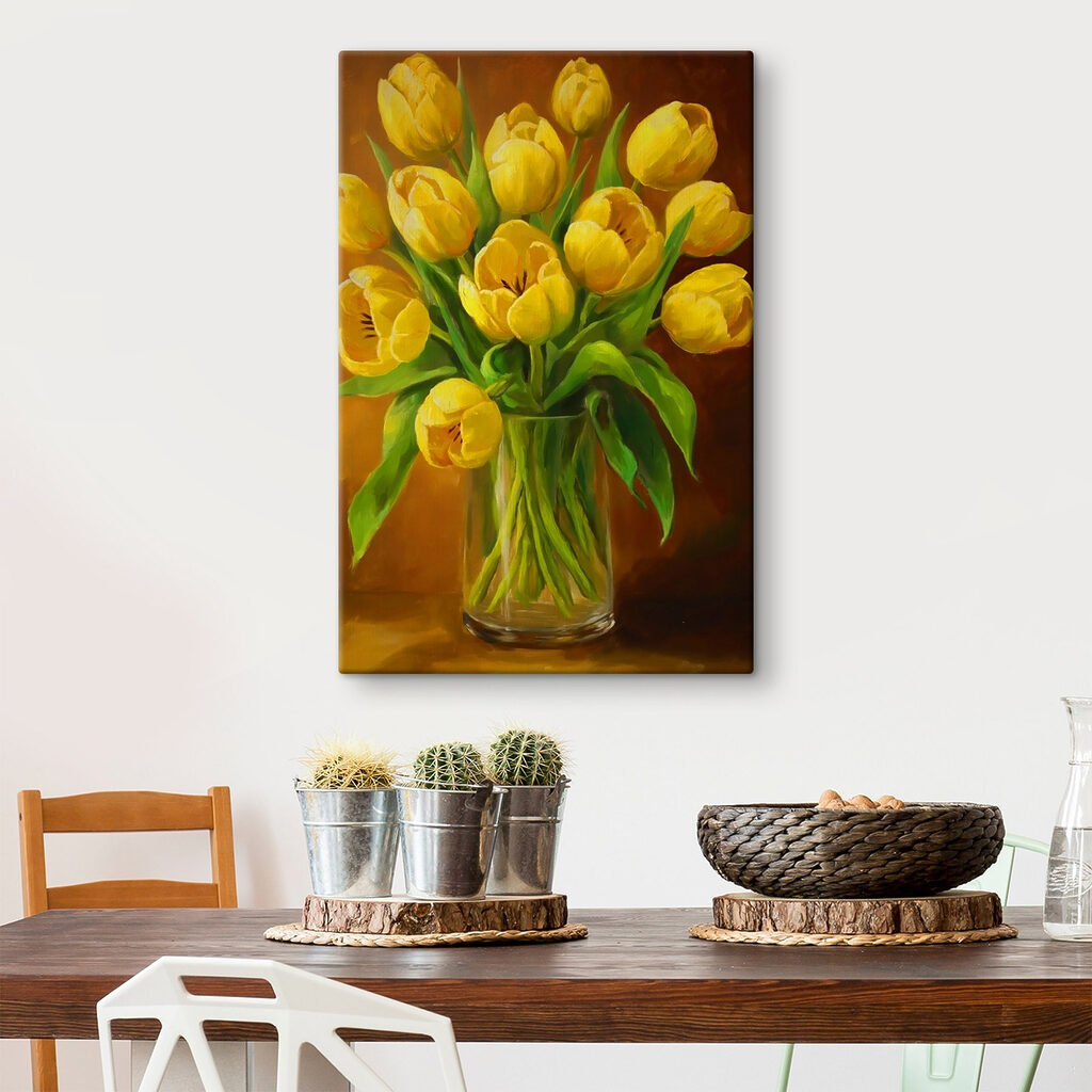 Sárga tulipánok barna háttéren — lakásbelső 1