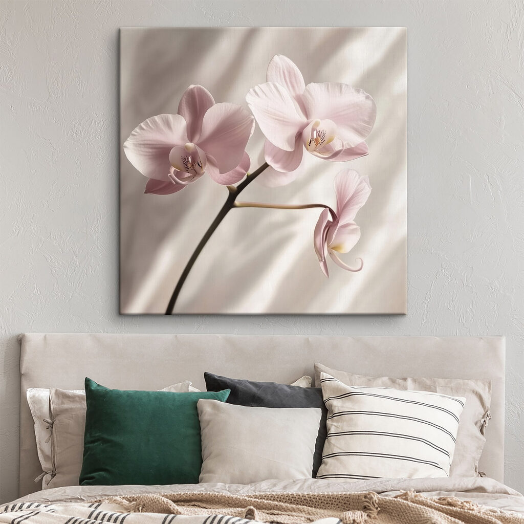 Rózsaszín orchidea függönyredőkkel — lakásbelső 2
