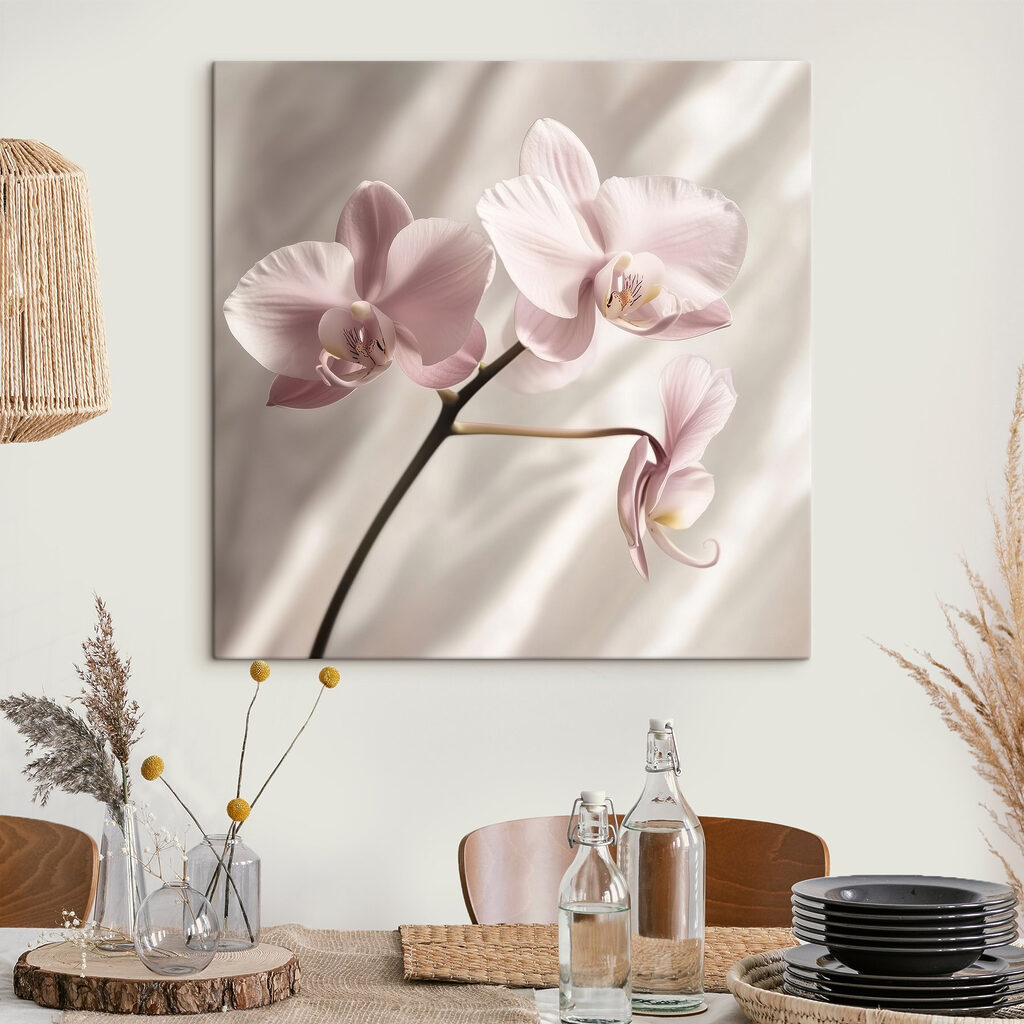 Rózsaszín orchidea függönyredőkkel — lakásbelső 3