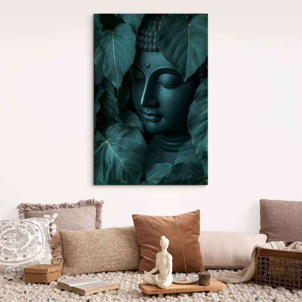 Buddha nagy szívlevelek mögött egy belső térben