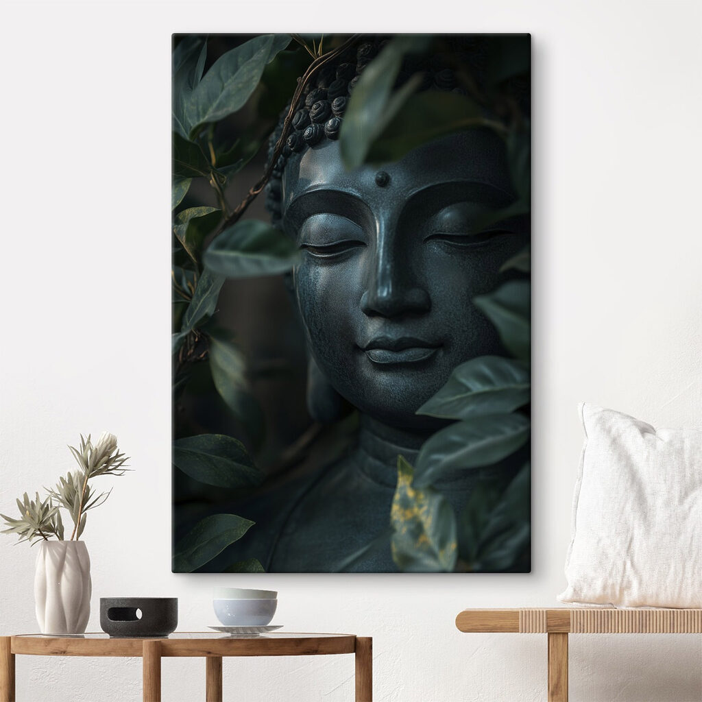 Buddha hűvös levelek között egy belső térben