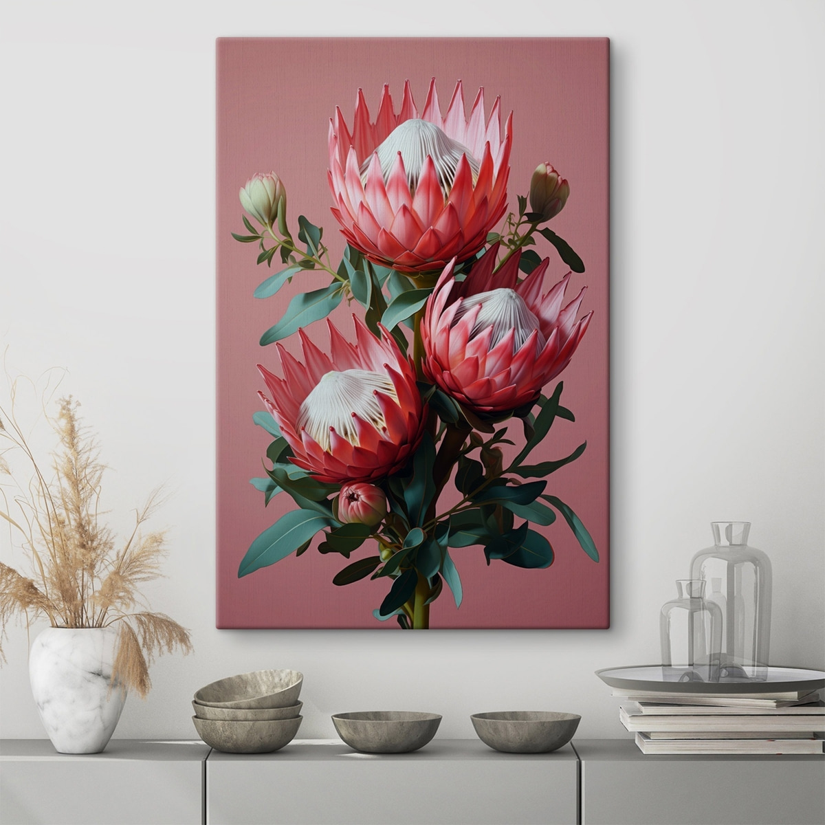 Piros protea-csokor rózsaszín háttéren — lakásbelső 1