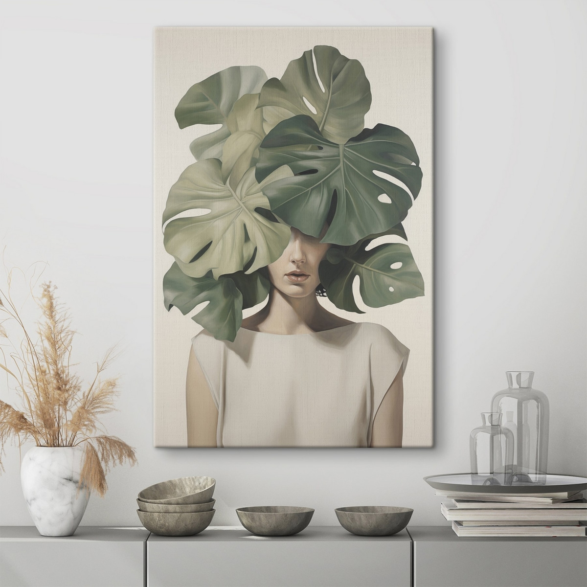 Absztrakt lány monstera-levelekkel egy belső térben