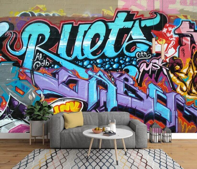 Színes graffitibetűk egy belső térben