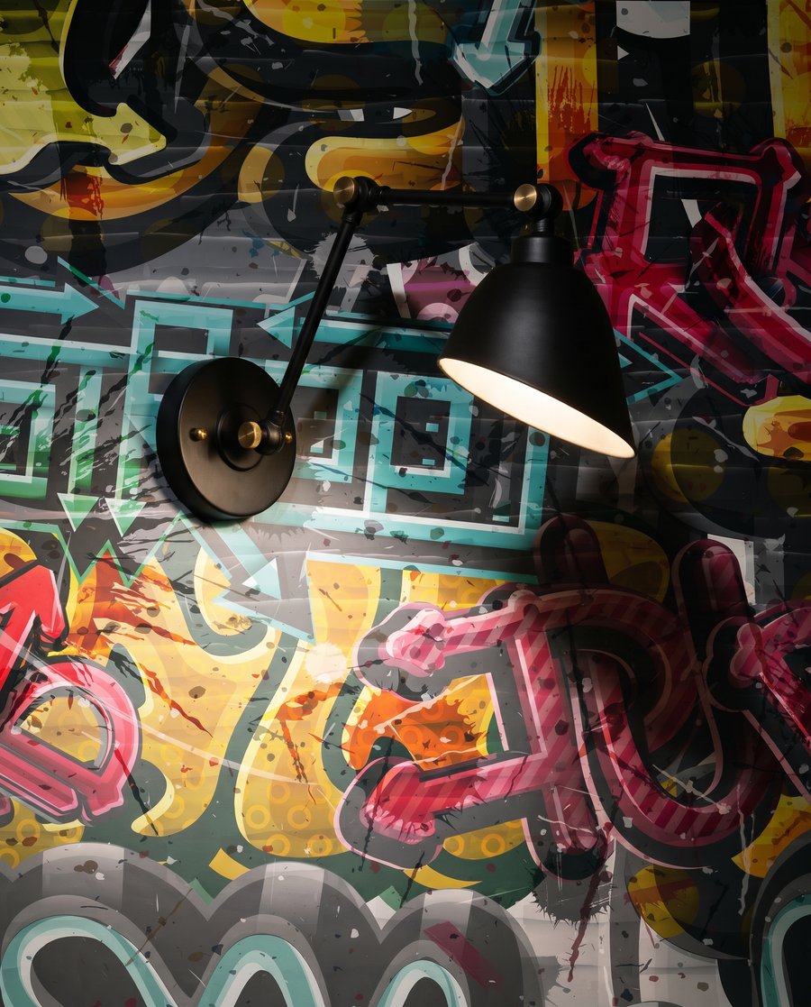 Graffitikkel teli fal — részlet