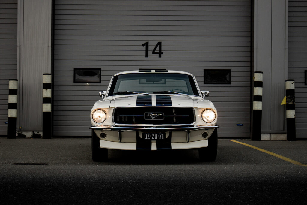 Oldtimer tizennégyes garázskapu előtt — teljes motívum