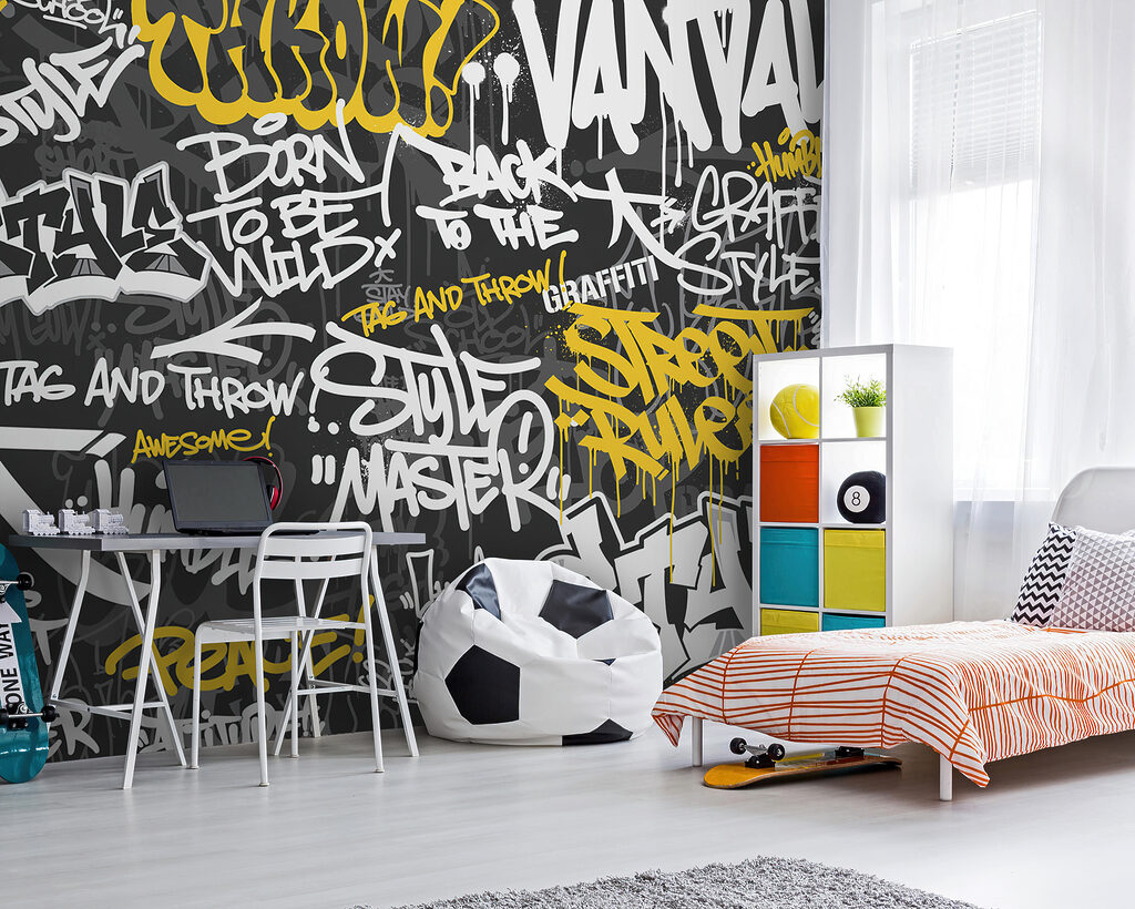 Sárga graffiti feketén egy belső térben