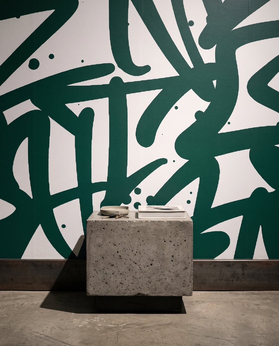 Keresztező graffitijelek — lakásbelső 4
